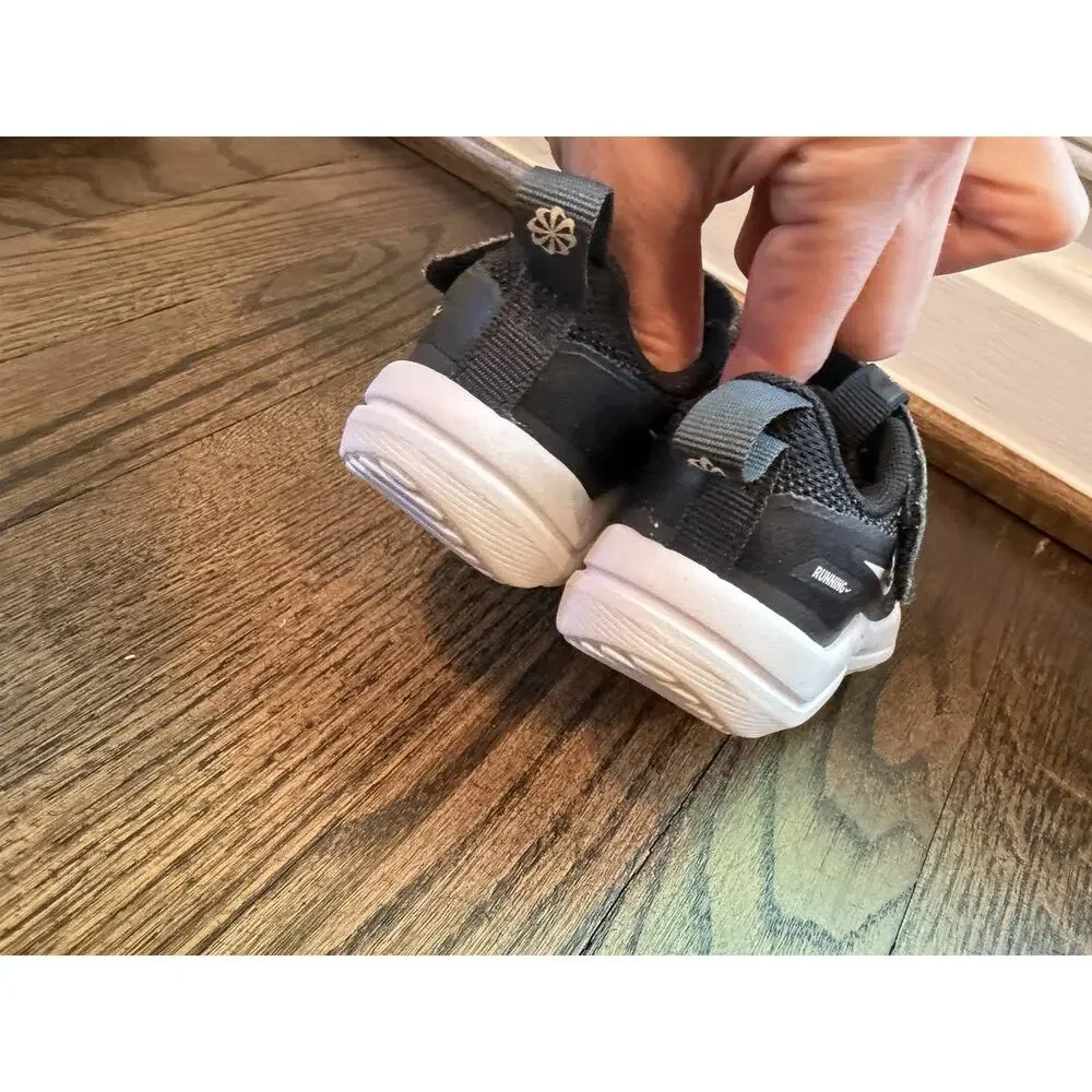Nike Cosmic Runner Little Kids Sneaker Black Sz 5c